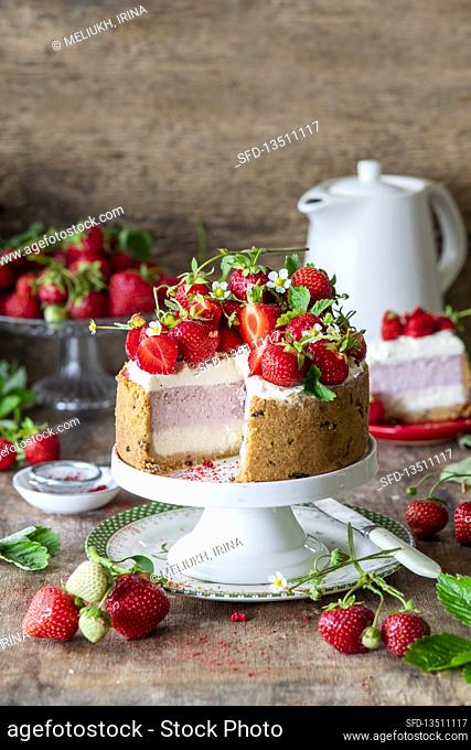 Strawberry cheesecake with freeze dried strawberries base