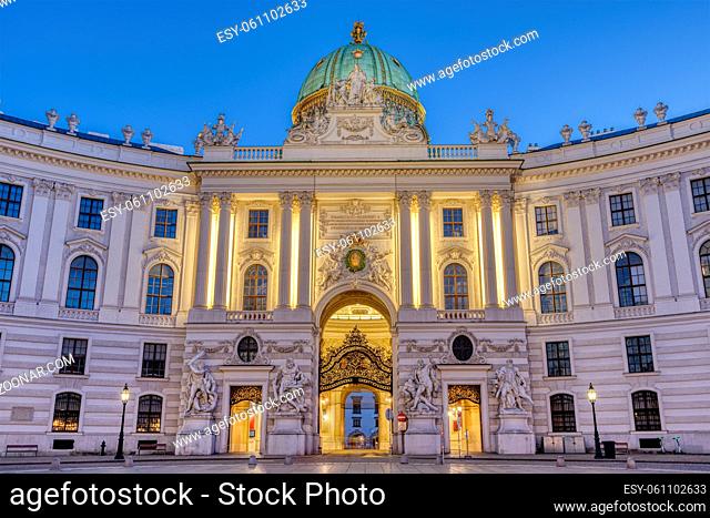 Die berühmte Hofburg in Wien bei Nacht