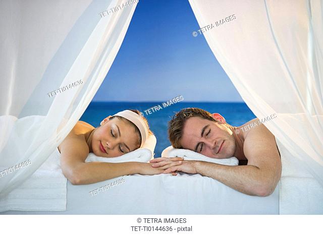 USA, New Jersey, Jersey City, Portrait of young couple lying in spa