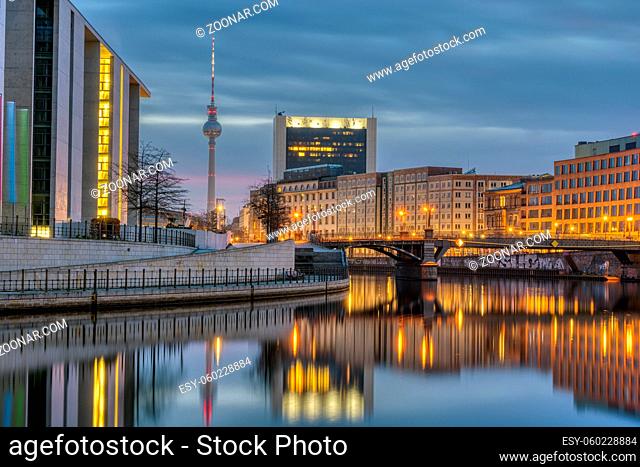 Dämmerung an der Spree in Berlin mit dem Fernsehturm im Hintergrund