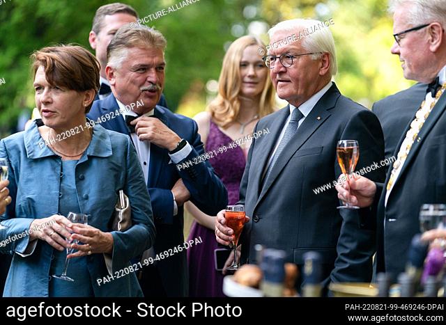 21 August 2022, Bavaria, Bayreuth: German President Frank-Walter Steinmeier (2nd from right) and his wife Elke Büdenbender (l) stand with Bayreuth Mayor Thomas...