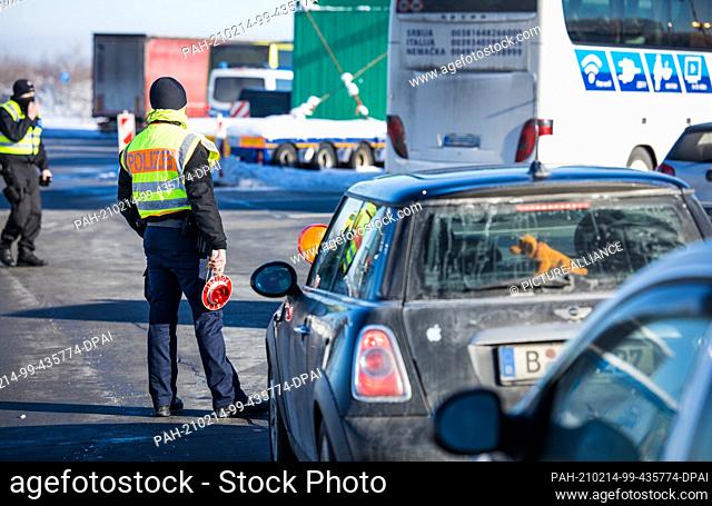 14 February 2021, Saxony, Bad Gottleuba: Federal police officers check entrants on the A17 motorway near the border crossing with the Czech Republic