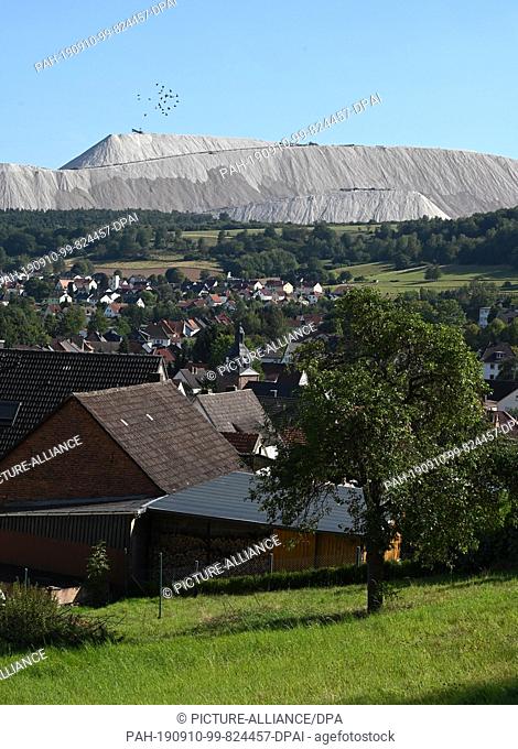 04 September 2019, Hessen, Philippsthal: View of the overburden heap, called Monte Kali, of the Werra potash plant, Hattorf site
