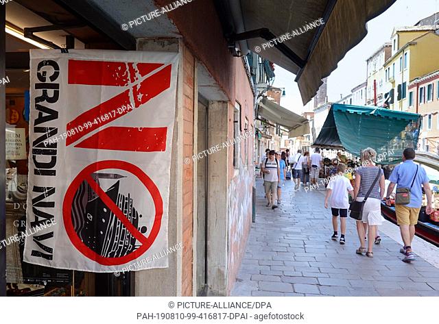 17 June 2019, Italy, Venedig: A cloth banner with the imprint ""No Grandi Navi (No big ships)"" hangs in the entrance to a bookstore