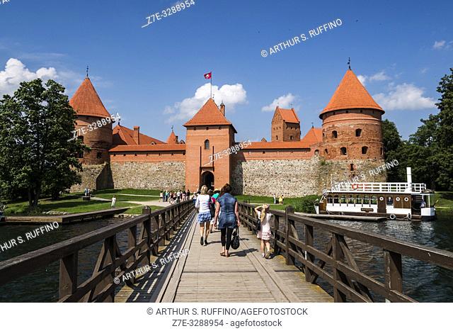 Boardwalk to gatehouse entrance of Trakai Island Castle, Lake Galve, Trakai, Lithuania, Baltic States, Europe