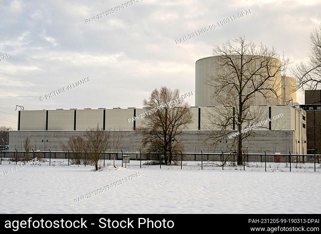 02 December 2023, Bavaria, Gundremmingen: There is a hall on the site of the former nuclear power plant in which nuclear waste is stored