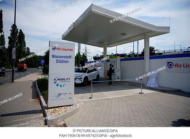 17 June 2019, North Rhine-Westphalia, Duesseldorf: Hydrogen-powered cars are under the roof of a newly opened hydrogen filling station