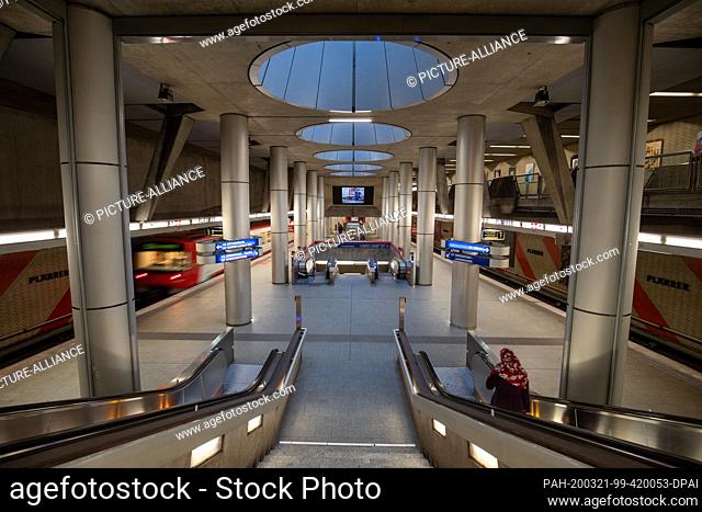 21 March 2020, Bavaria, Nuremberg: The otherwise well-filled underground station Plärrer remains almost empty around 11:40 am