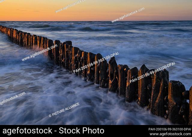 30 December 2019, Mecklenburg-Western Pomerania, Dranske: Sunset over the Baltic Sea. View from the beach of the island Rügen in Dranske