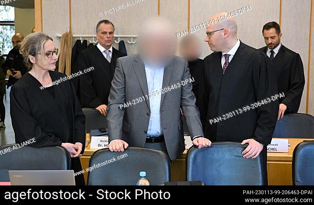 13 January 2023, Hessen, Frankfurt/Main: Lawyer Brigitta Hohnel (l-r), lawyer Andreas Hohnel, the co-defendant businessman