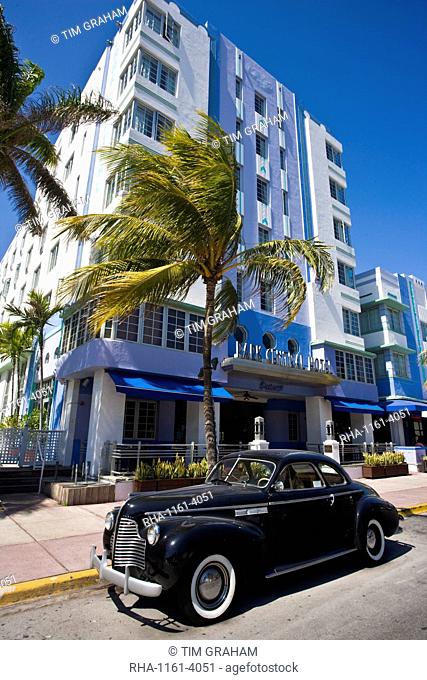 Old Buick Eight Classic sedan and gangster dummy driver at Park Central Hotel, Ocean Drive South Beach Miami USA