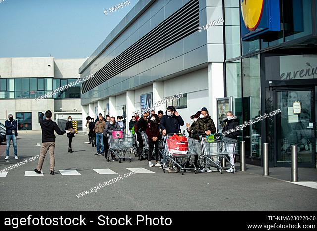 Coronavirus in Lombardy, quarantine begins: regulated entrances to local supermarkets for food supplies by the population
