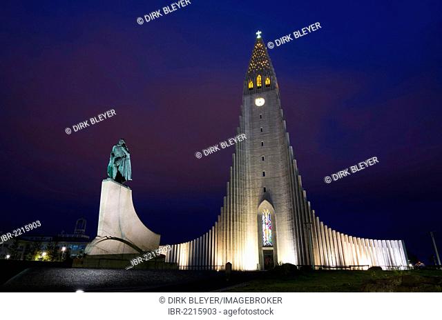 Hallgrímskirkja Church and the monument to Leif Eriksson at night, Reykjavik, Iceland, Europe