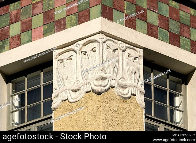 Helsinki, Art Nouveau architecture in the Eira district, Laivurinkatu, facade with owl elements