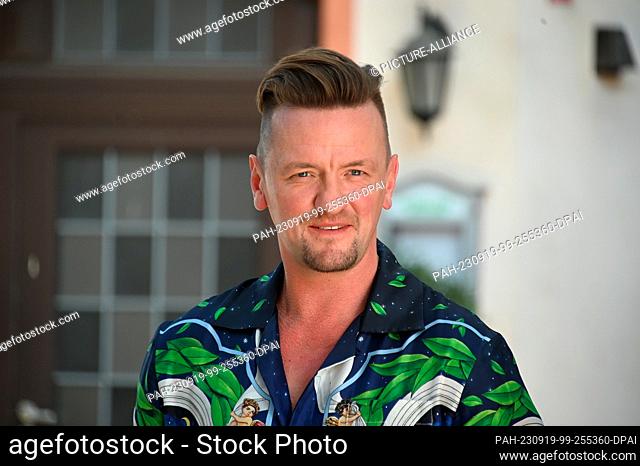 12 September 2023, North Rhine-Westphalia, Cologne: Singer and musician Ben Zucker, who takes part in the RTL series ""Unter uns"", poses in the outdoor set