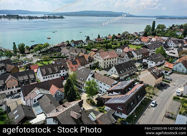 03 May 2022, Baden-Wuerttemberg, Allensbach Am Bodensee: The Institute for Public Opinion Polling (IfD, half-timbered house with extension and solar roof) in...
