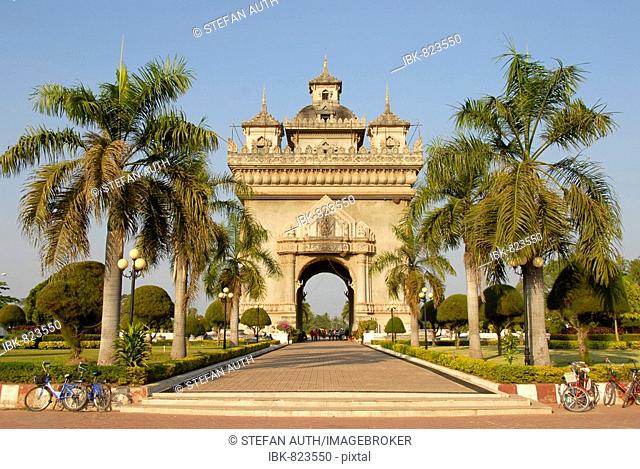 Patuxai Victory Gate with palms, Vientiane, Laos, Asia