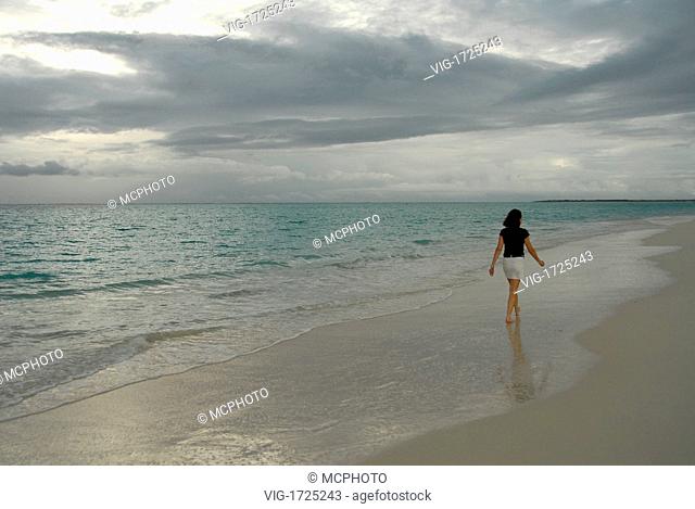 Brunette walking on the beach - 12/12/2006