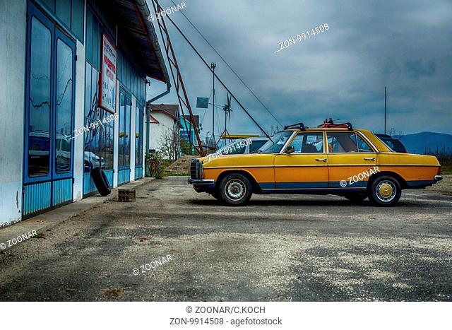 Ein alter Mercedes vor einer Autowerkstatt in Lugoj Rumänien