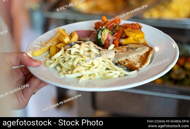 04 June 2022, Baden-Wuerttemberg, Rottweil: The main course of a wedding dinner at a wedding reception in the banquet hall. Photo: Silas Stein/