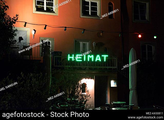 Bar vacío 'Heimat' por la noche