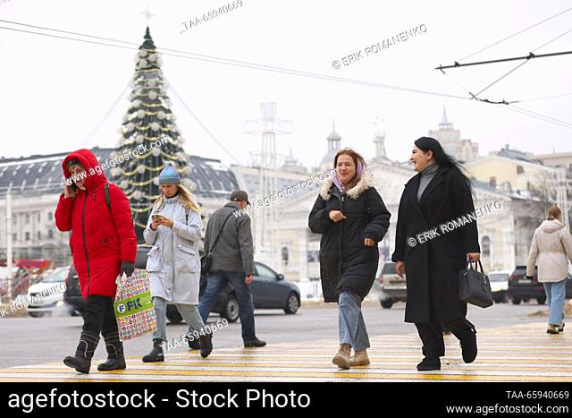 RUSSIA, VORONEZH - 20 de diciembre de 2023: Las mujeres pasean por la calle Plekhanovskaya. Erik Romanenko/TASS