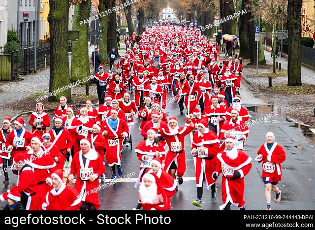 10 December 2023, Brandenburg, Michendorf: Participants run through Michendorf in St. Nicholas costumes at the St. Nicholas Run