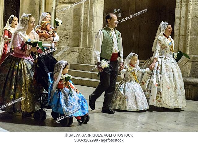 Mothers carry babies in front of the Virgin happy. The fallera and the falleros deliver the flowers very excited. Each fallera carries a bouquet of keys that...
