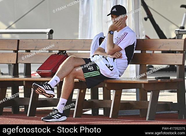 coach Thomas TUCHEL (FC Bayern Munich), skeptical, thoughtful, sits on a wooden bench. Test match FC Bayern Munich - Rottach Egern 27-0 Training camp in Rottach...