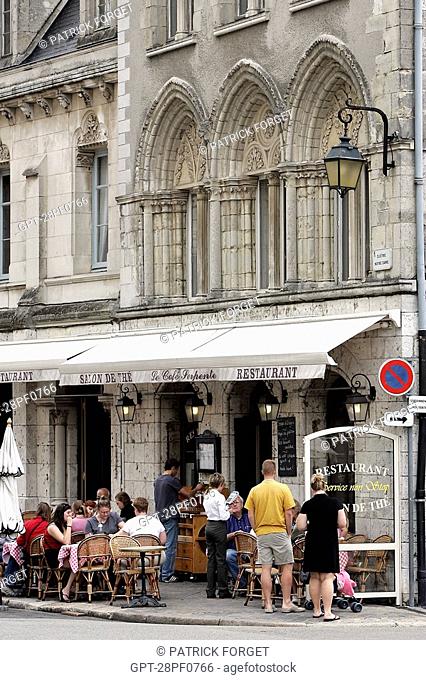 SIDEWALK CAFE IN FRONT OF THE CHARTRES CATHEDRAL, EURE-ET-LOIR 28, FRANCE