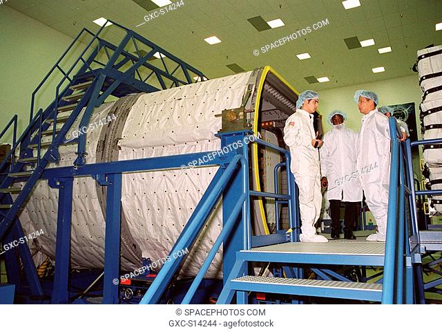 12/10/1999 --- At SPACEHAB, in Titusville, Fla., STS-101 Mission Specialists Edward Tsang Lu Ph.D., at right, talks with workers about the SPACEHAB Logistics...