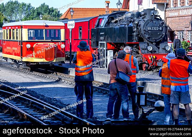 21 September 2023, Mecklenburg-Western Pomerania, Kühlungsborn: Railroad fans take a photo of the T1 railcar of the Borkumer Kleinbahn