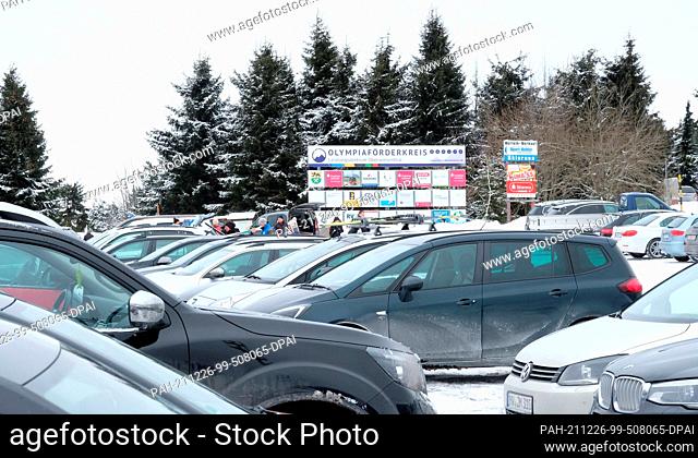 26 December 2021, Saxony, Oberwiesenthal: Cars in a parking lot on the Fichtelberg. On Boxing Day, hundreds of day trippers flocked to the Ore Mountains