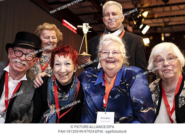 05 December 2018, Berlin: Peter Zeidler (front, l-r), Evelyn Gundlach, Melita Moritz, Brigitte Scholz, Helga Mempel (back, l-r)
