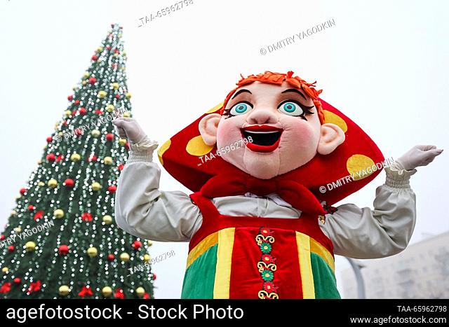 RUSSIA, MARIUPOL - DECEMBER 21, 2023: A performer is seen at the unveiling of a Christmas tree. Dmitry Yagodkin/TASS