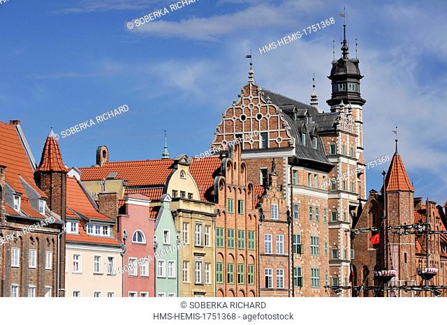 Poland, Pomerania, Gdansk, Archaeological Museum and houses on the Long Wharf (Dlugie Pobrzeze) in the old port