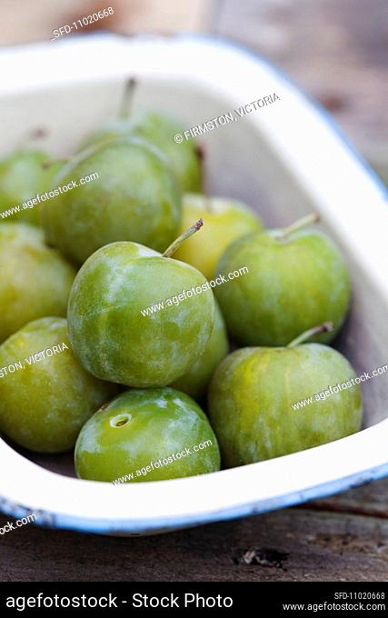 A bowl of greengages
