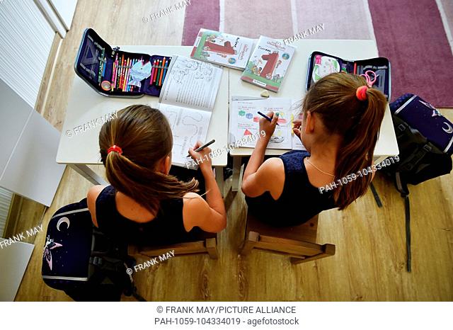 Two girls are doing their homework, Germany, city of Osterode, 23. May 2018. Photo: Frank May (model released) | usage worldwide