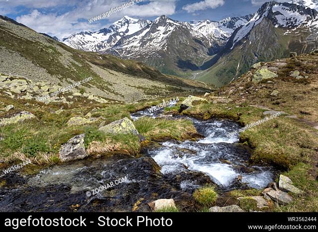 Bergbach in den südtiroler Alpen, Italien
