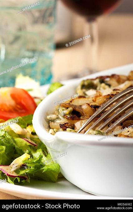 Bayerische Käsespätzle mit Salat