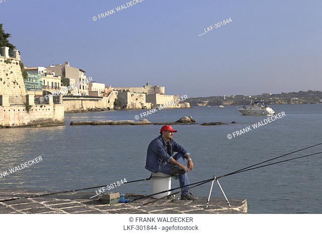 Angler on the pier at Syracuse on the Ortygia Island, Unesco World Heritage, Province Syracuse, Sicily, Italy, Europe