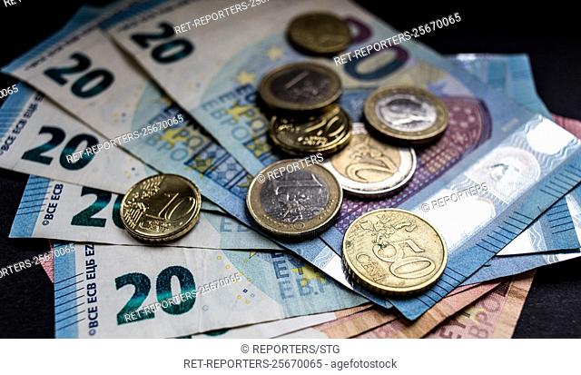 Belgium , Brussels , Feb 06, 2018 - ILLUSTRATION - Saving money - To save money - Checkout tickets and cash - Save by shopping - Economie d'argent - Economiser...