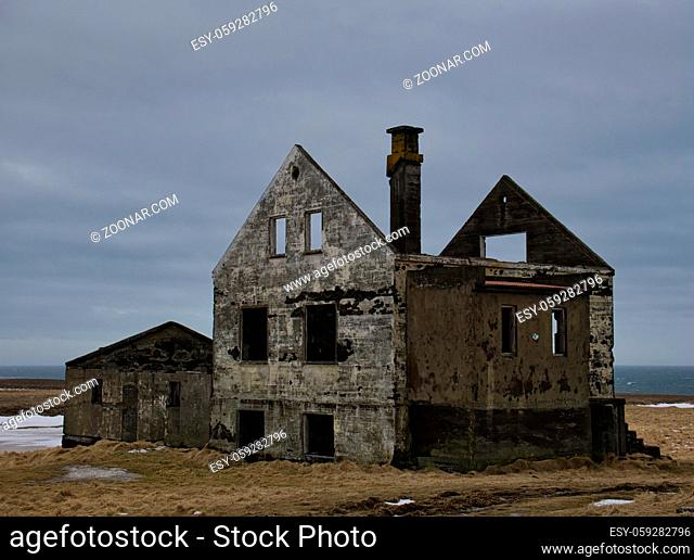 Mauerreste von einem verlassenen Haus in Island. Foto vom April
