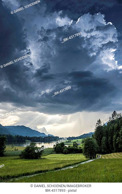 Thunderclouds over Geroldsee or Wagenbrüchsee, Karwendel behind, Krün near Mittenwald, Werdenfelser Land, Upper Bavaria, Bavaria, Germany