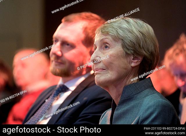 02 November 2023, Saxony, Leipzig: Brigitte Seebacher (r), historian, journalist and publicist, sits next to Michael Kretschmer (CDU)