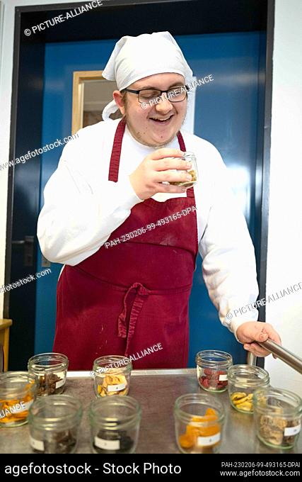 06 February 2023, Lower Saxony, Rotenburg (Wümme): Finn Kircher, apprentice in home economics, determines different dried fruits at the Landjugend vocational...