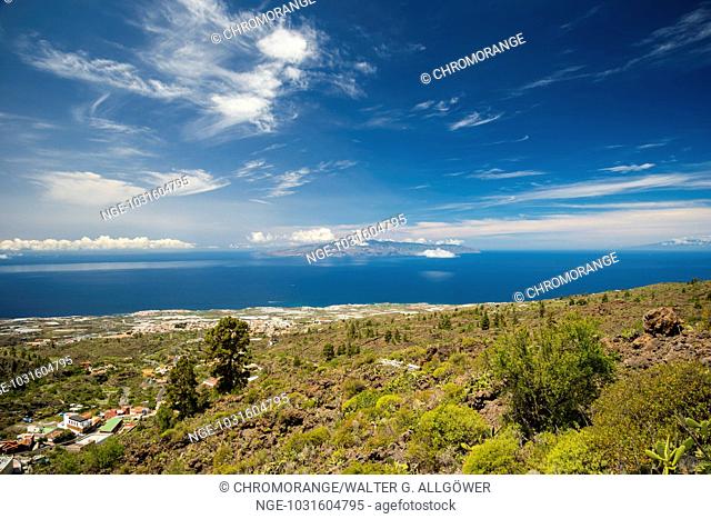 Panorama vom Mirador de Chirche über Guia de Isora und Playa de San Juan auf die Westküste, dahinter die Insel Gomera, Teneriffa, Kanarische Inseln, Spanien