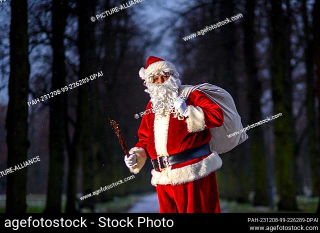 PRODUCTION - 06 December 2023, Saxony-Anhalt, Magdeburg: Enrico Peters dressed up as Santa Claus. Photo: Klaus-Dietmar Gabbert/dpa