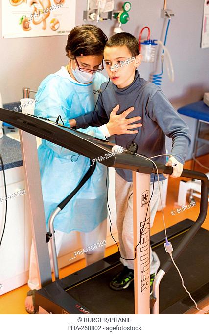 Annual Review of a 11 year old boy with mucoviscidosis. Here, rehabilitation session in the effort with a physiotherapist. Limoges hospital, France