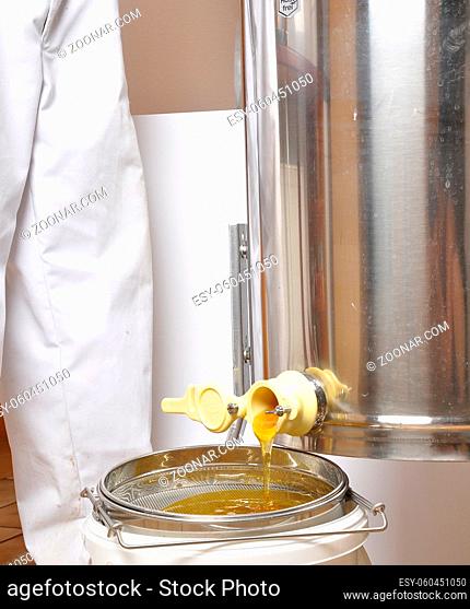 Imker an der Honigschleuder - Beekeeper at honey extracter